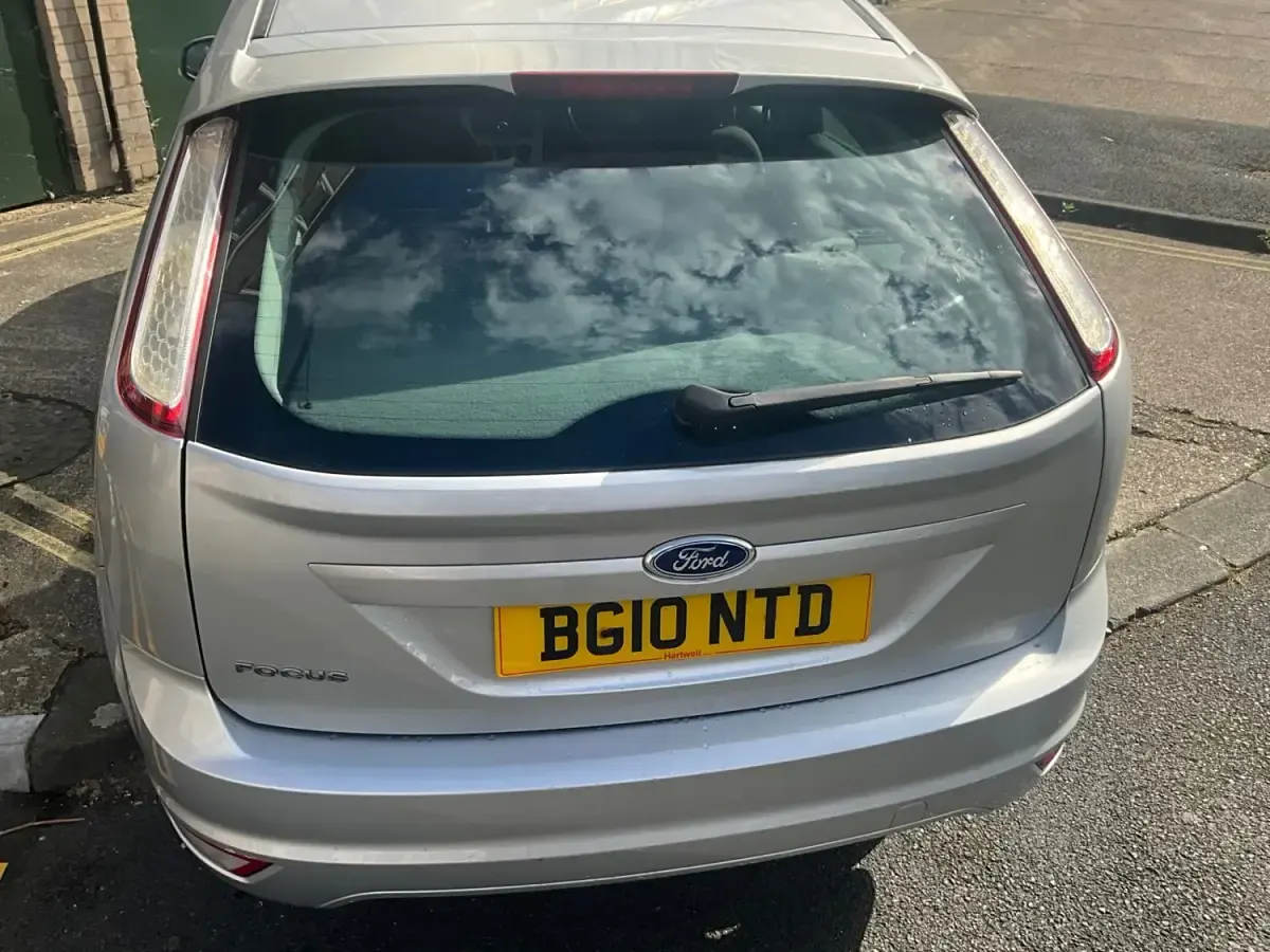 Używany Ford Focus Zetec 2010 Srebrny Hatchback