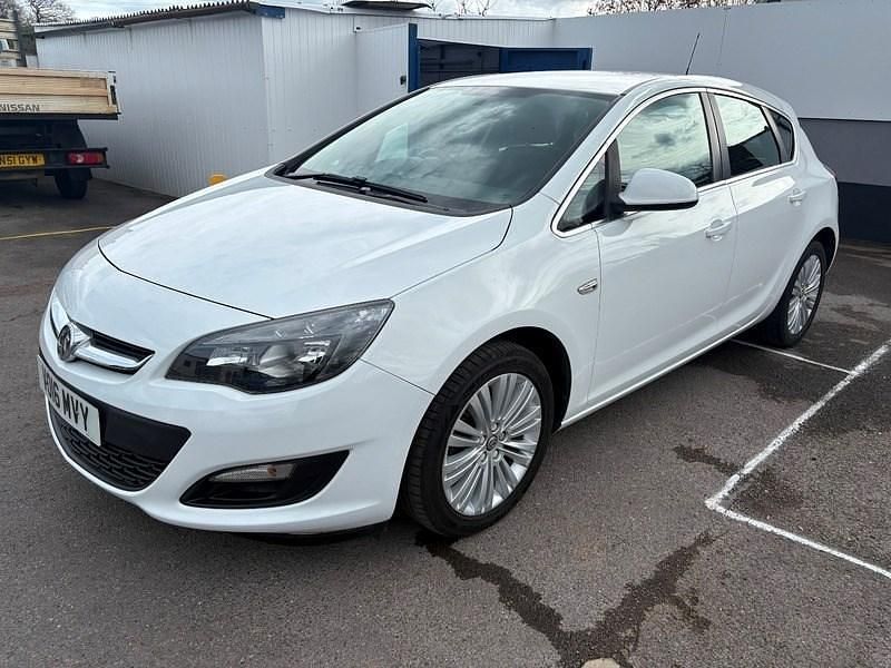 Used Vauxhall Astra Excite 200 HP (147 kW) 2016 White Hatchback