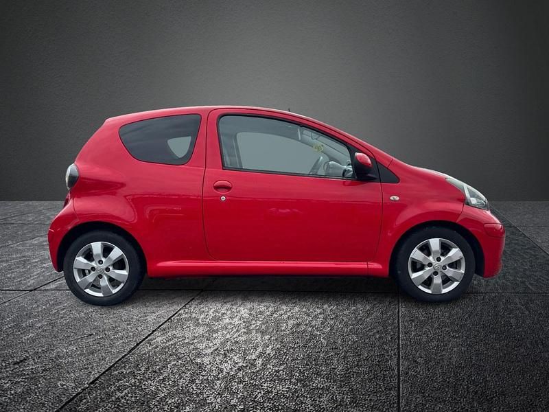 Used Toyota Aygo 68 HP (50 kW) 2011 Red Hatchback