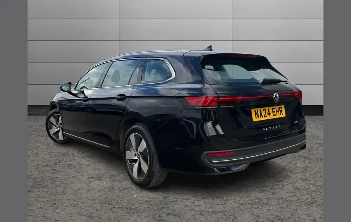 Used VW Passat Life 147 HP (108 kW) 2024 Black Estate