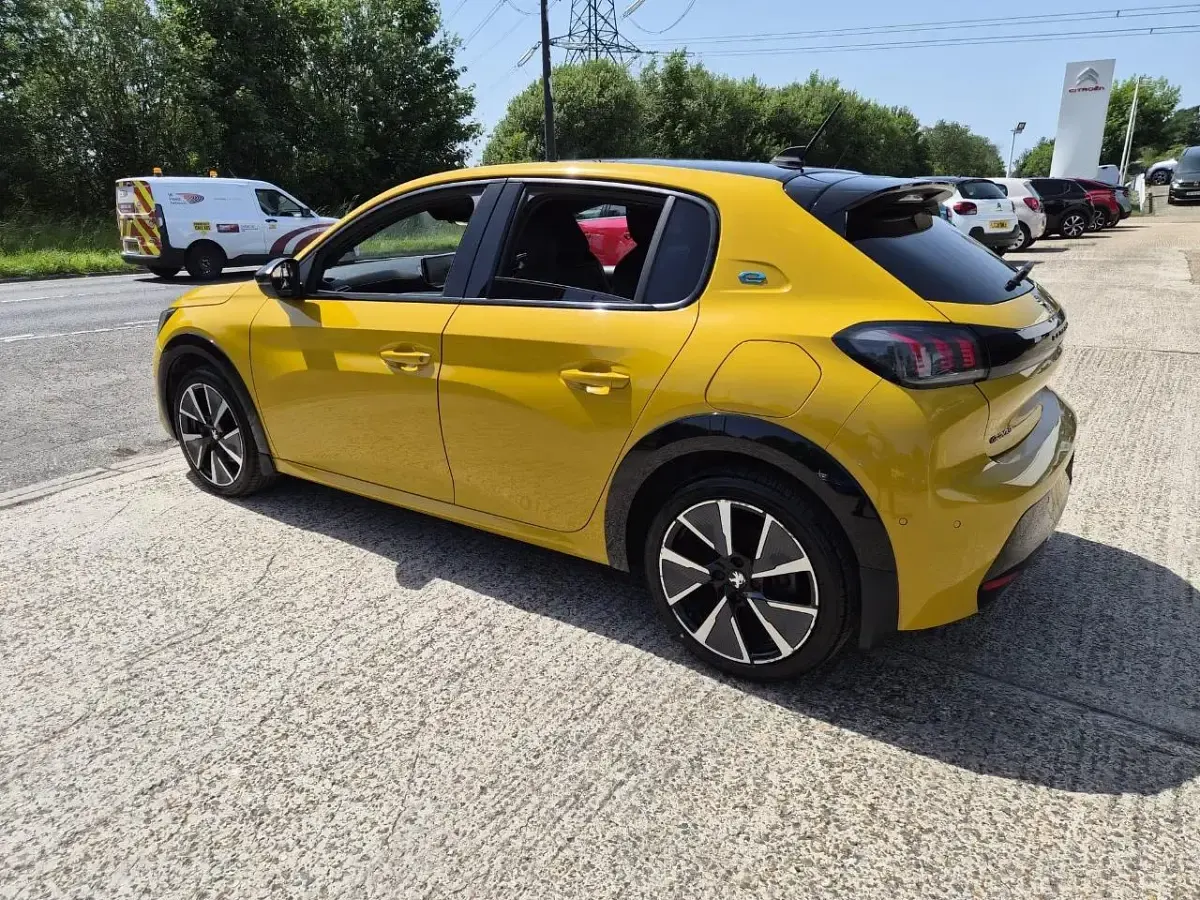 Used Peugeot e-208 Premium 98 kW (134 HP) 2022 Yellow Hatchback