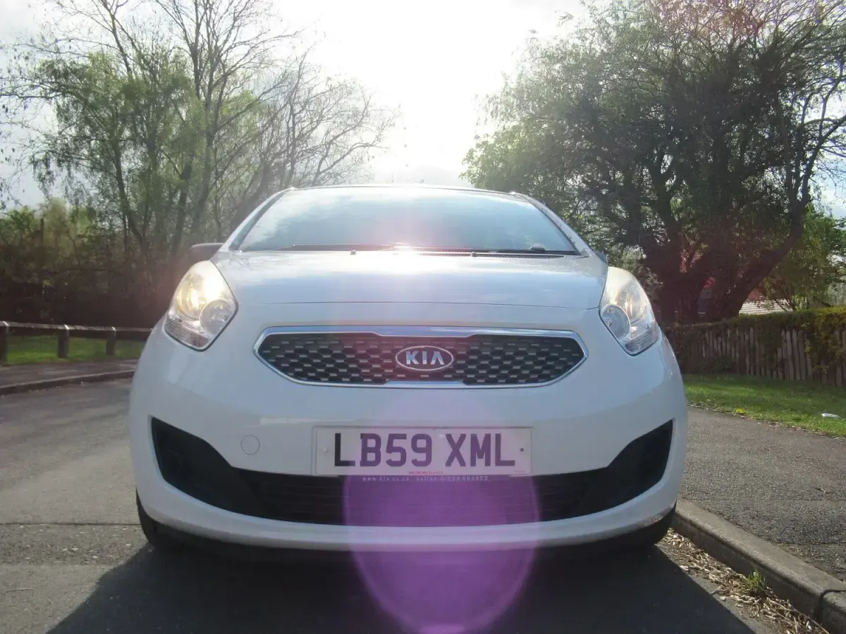 Used Kia Venga 90 HP (66 kW) 2010 White Hatchback