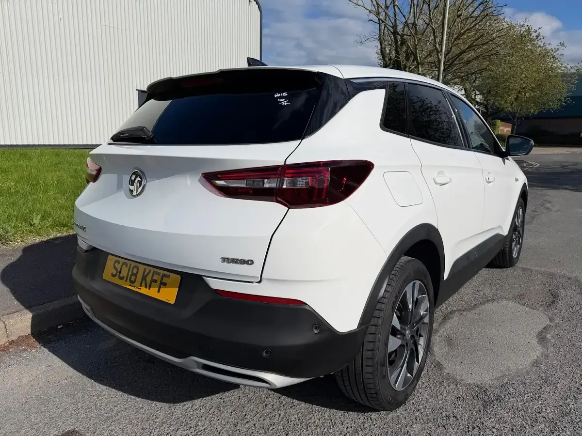 Used Vauxhall Grandland X S 130 HP (95 kW) 2018 White SUV