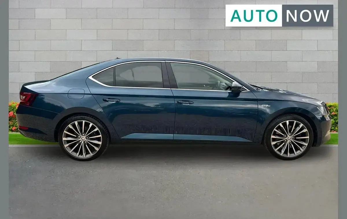 Used Skoda Superb 276 HP (202 kW) 2018 Blue Hatchback