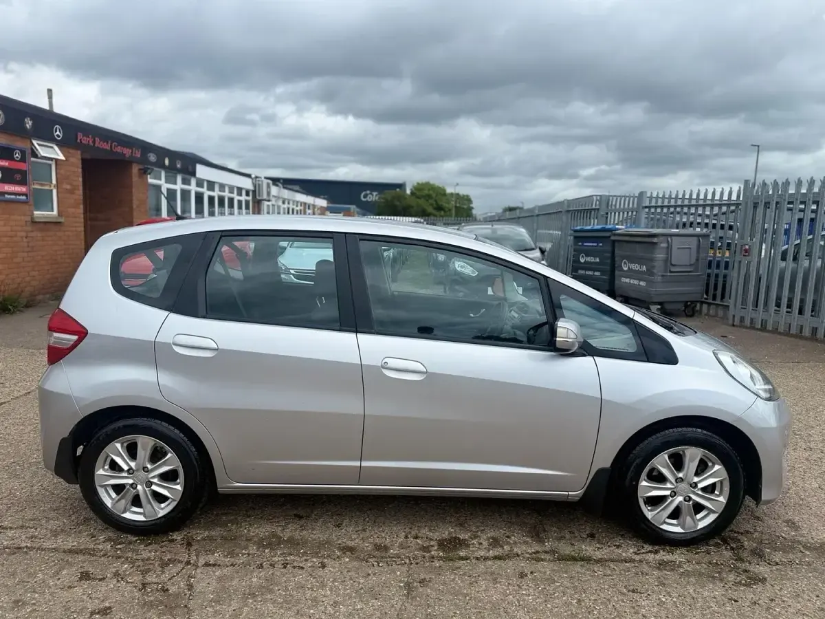 Used Honda Jazz ES 99 HP (72 kW) 2013 Silver Hatchback