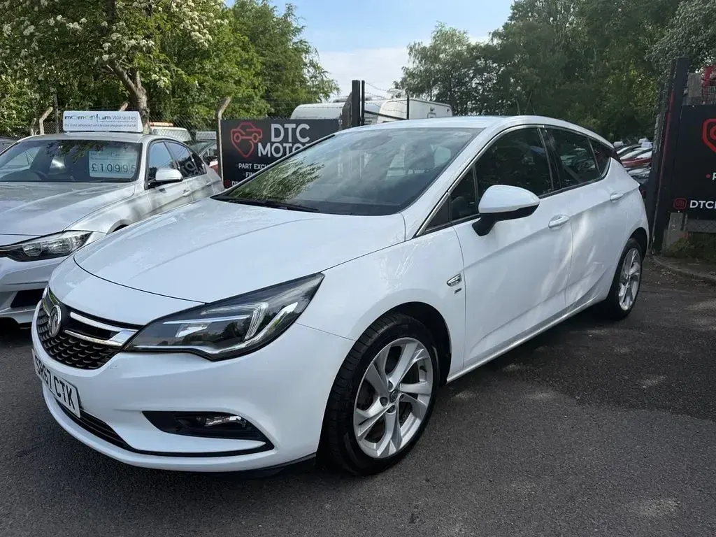 Used Vauxhall Astra SRi 100 HP (73 kW) 2018 White Hatchback