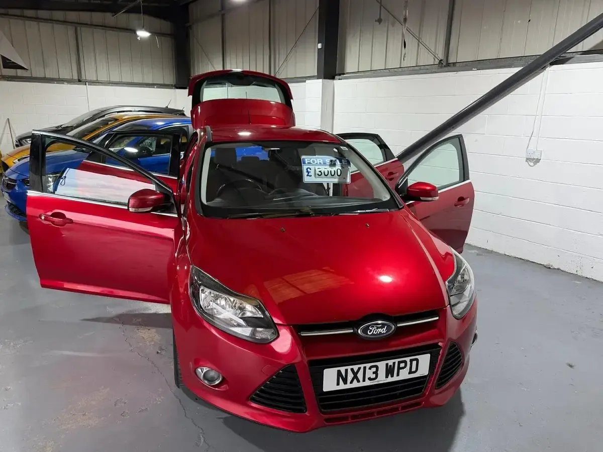 Used Ford Focus Titanium 125 HP (91 kW) 2013 Red Hatchback