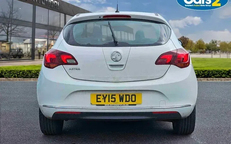 Used Vauxhall Astra SRi 101 HP (74 kW) 2015 White Hatchback