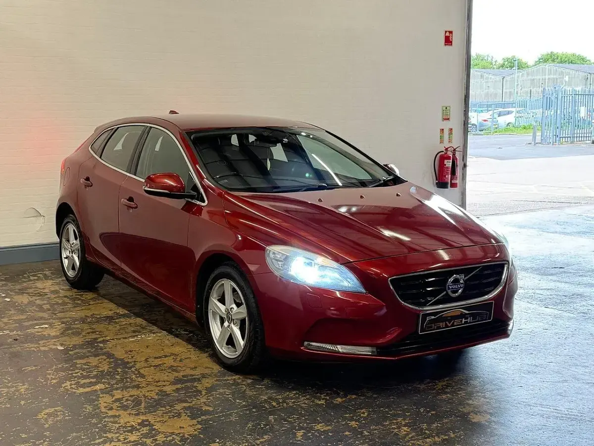 Used Volvo V40 SE 115 HP (84 kW) 2015 Red Hatchback