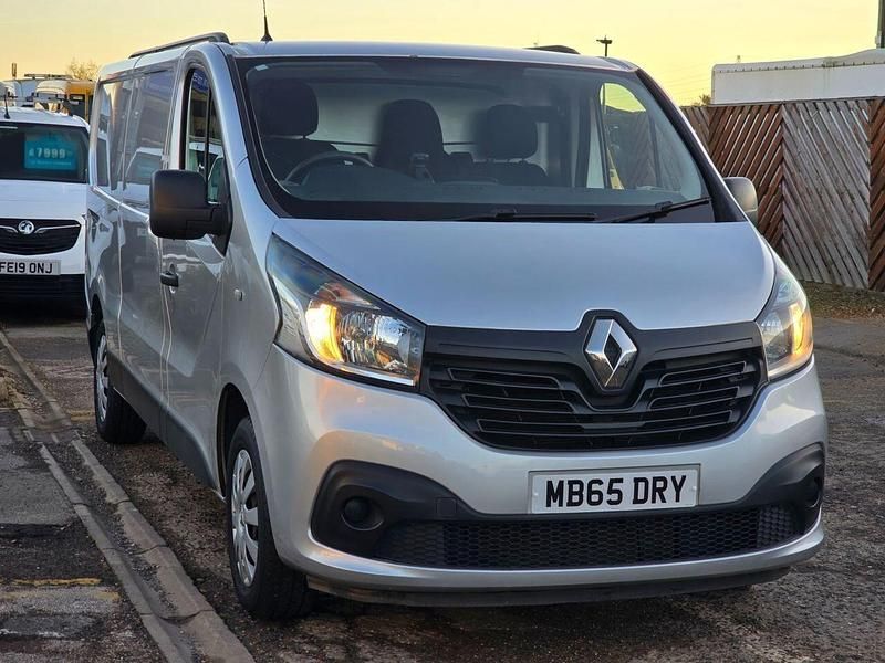 Silver Used 2015 Renault Trafic Business MPV | £8,999 (Good price) - Image 1/4