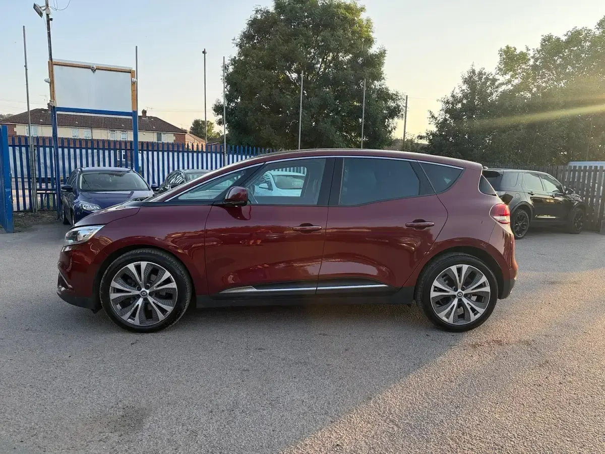 Used Renault Scénic III Dynamique 2017 Red MPV
