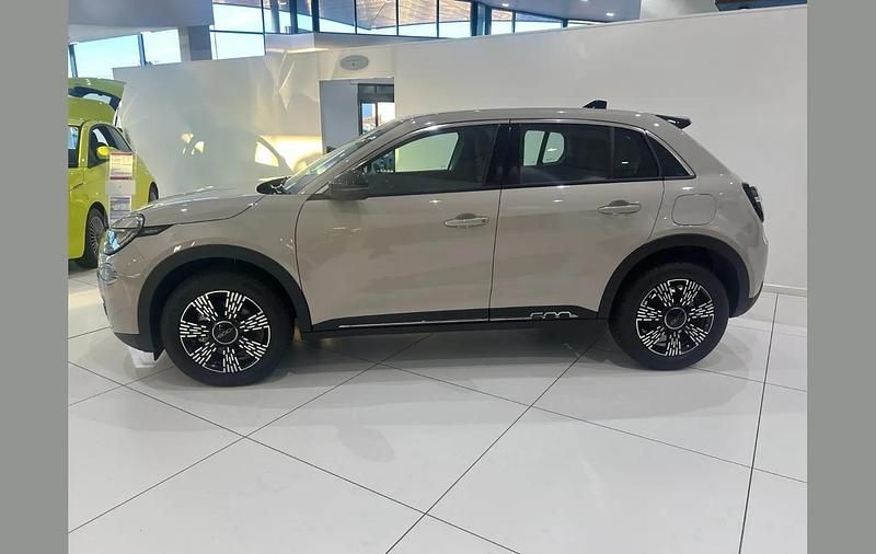 Nowe Fiat 600 99 KM (72 kW) 2025 Beżowy SUV