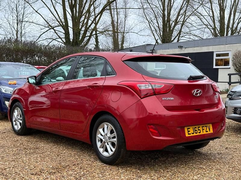 Used Hyundai i30 SE 110 HP (80 kW) 2015 Red Hatchback