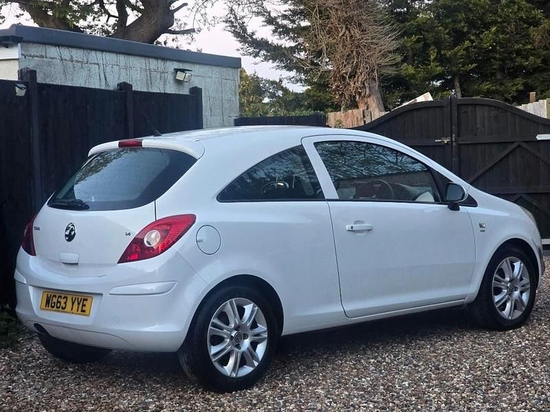 Used Vauxhall Corsa Design Edition 2014 White Hatchback