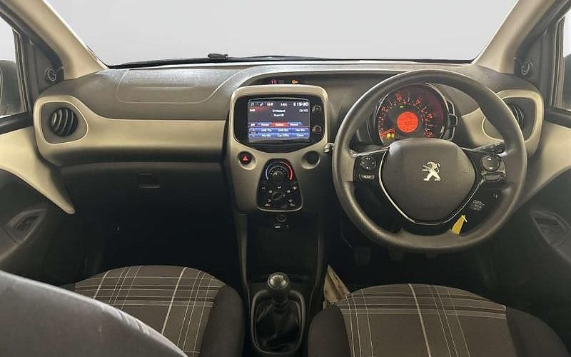 Used Peugeot 108 Active 68 HP (50 kW) 2018 White Hatchback