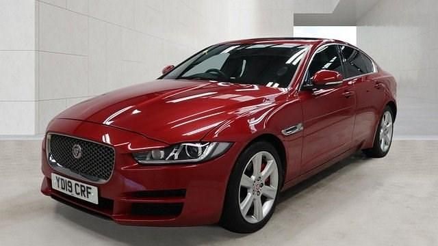 Begagnad Jaguar XE Portfolio 200 HK (147 kW) 2019 Röd Sedan