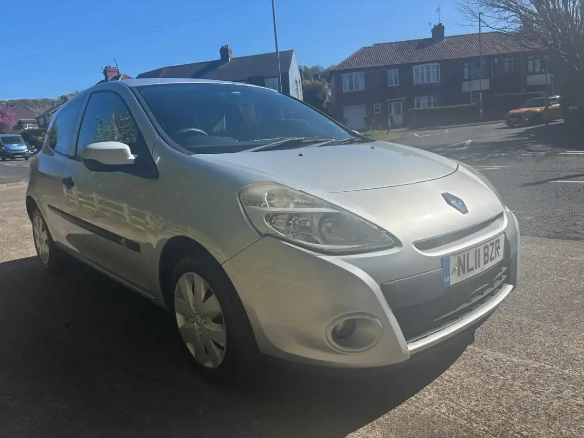 Begagnad Renault Clio II 75 HK (55 kW) 2011 Silver Halvkombi
