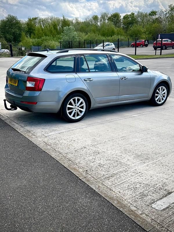Usado Skoda Octavia Elegance 2013 Gris Familiar
