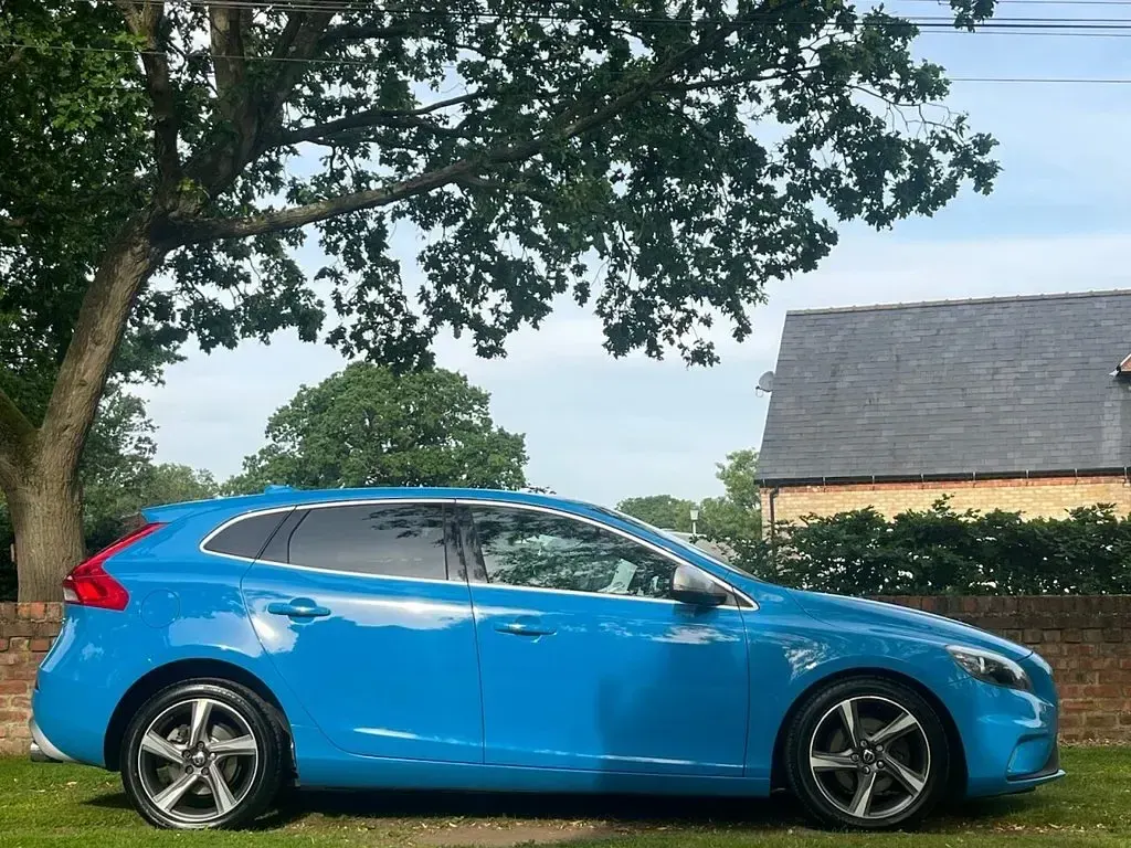 Used Volvo V40 R-Design 122 HP (89 kW) 2015 Blue Hatchback