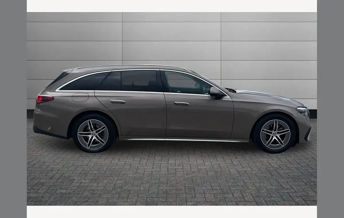 Usado Mercedes E200 AMG line 200 HP (147 kW) 2024 Castanho Carrinha
