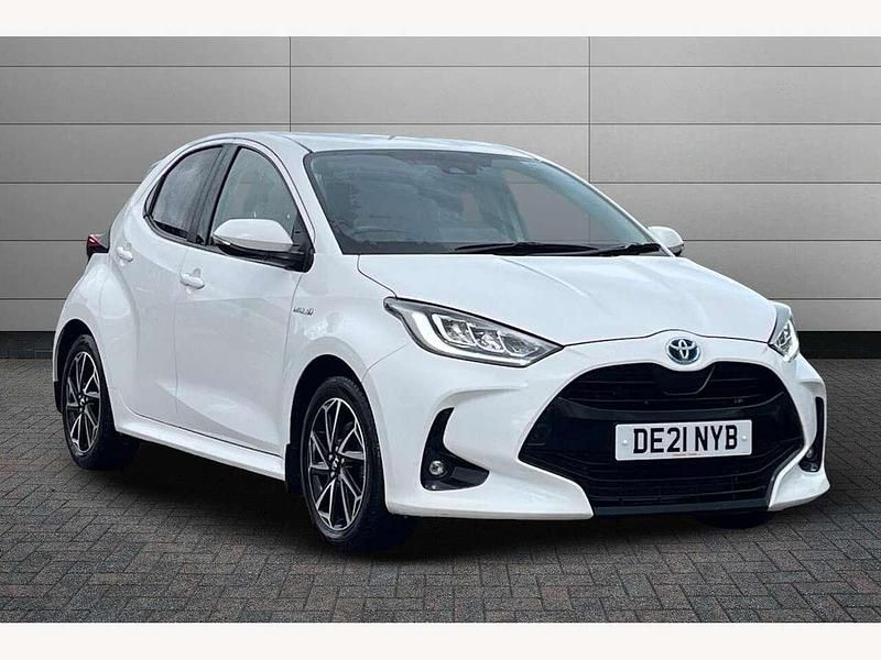 White Used 2021 Toyota Yaris Hybrid Design Hatchback | £14,750 (Fair price) - Image 1/4