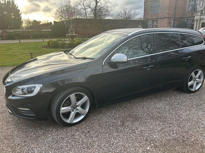 Usado Volvo V60 R-Design 2016 Negro Familiar