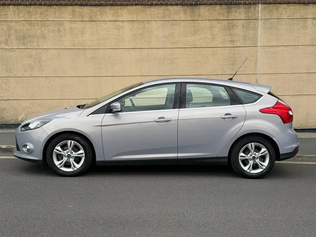 Used Ford Focus Zetec 125 HP (91 kW) 2013 Silver Hatchback