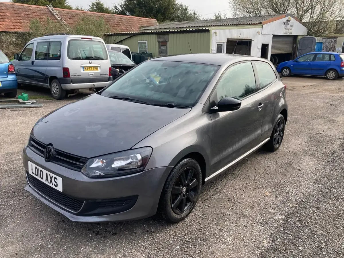 Usado VW Polo SE 85 CV (62 kW) 2010 Gris Utilitario