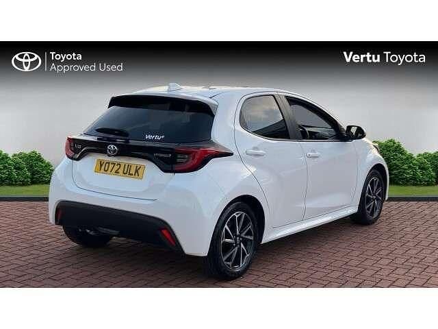 Used Toyota Yaris Hybrid Design 116 HP (85 kW) 2023 White Hatchback