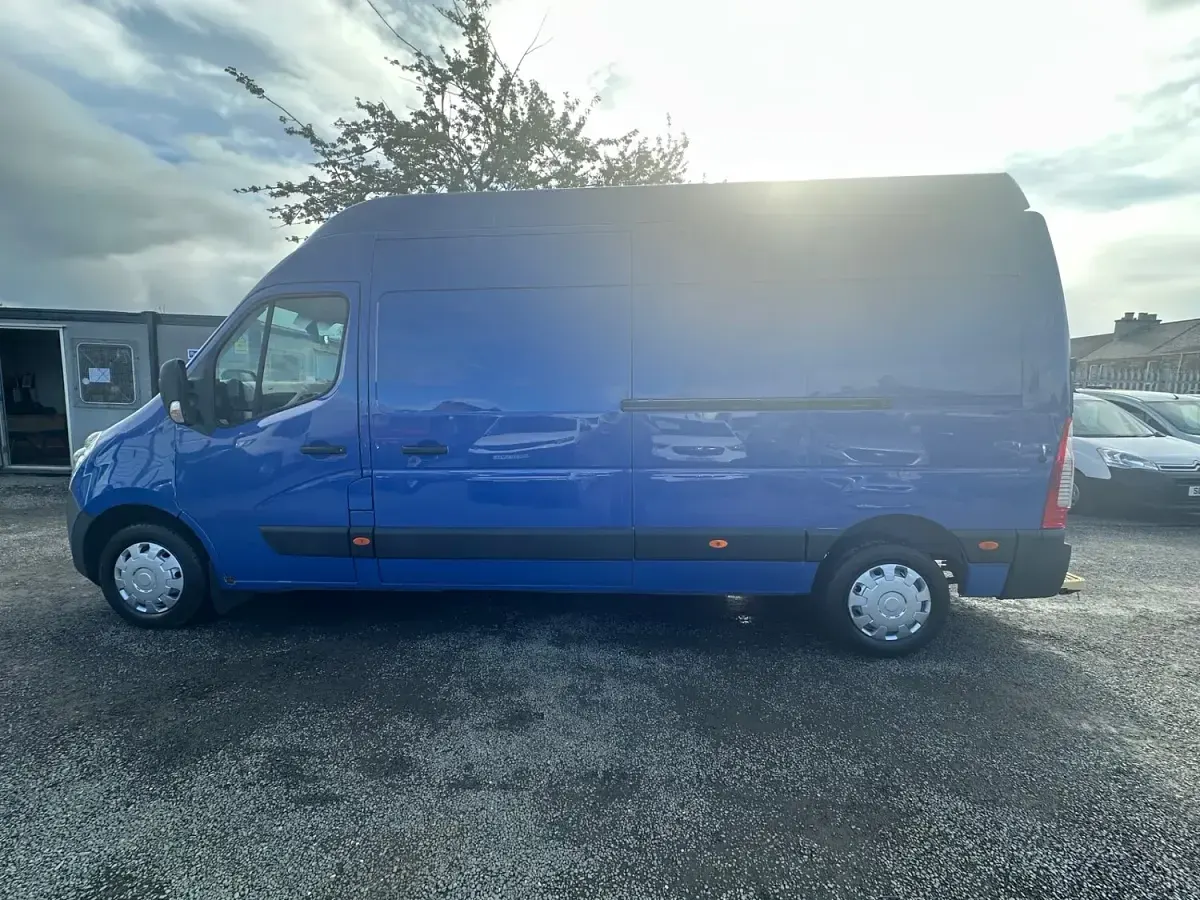 Used Vauxhall Movano 145 HP (106 kW) 2017 Blue MPV