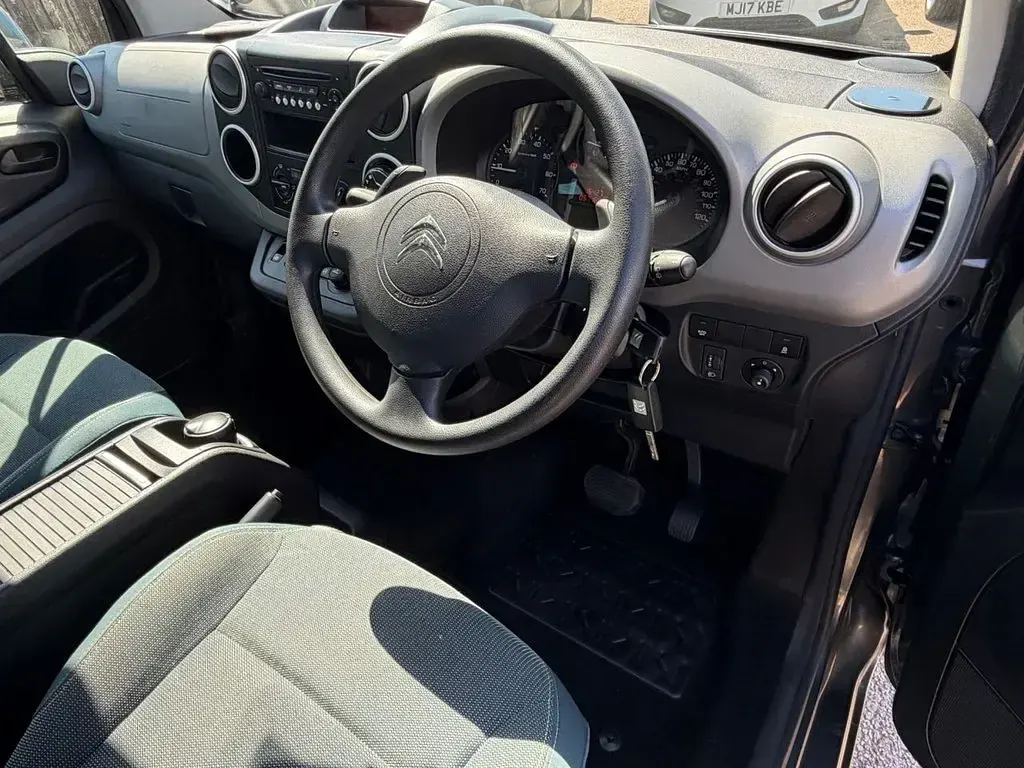 Used Citroën Berlingo Feel 100 HP (73 kW) 2017 Grey MPV