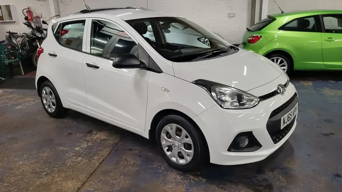Used Hyundai i10 65 HP (47 kW) 2015 White Hatchback