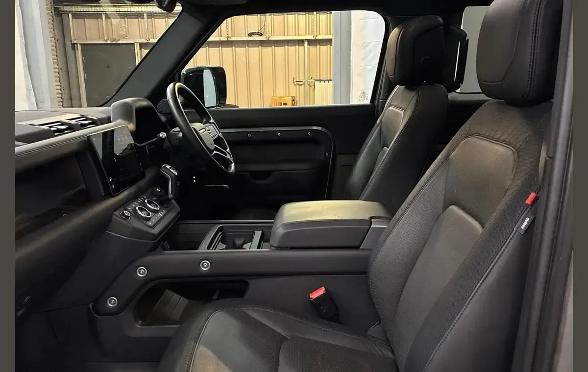 Used Land Rover Defender HSE Dynamic 245 HP (180 kW) 2024 Silver SUV