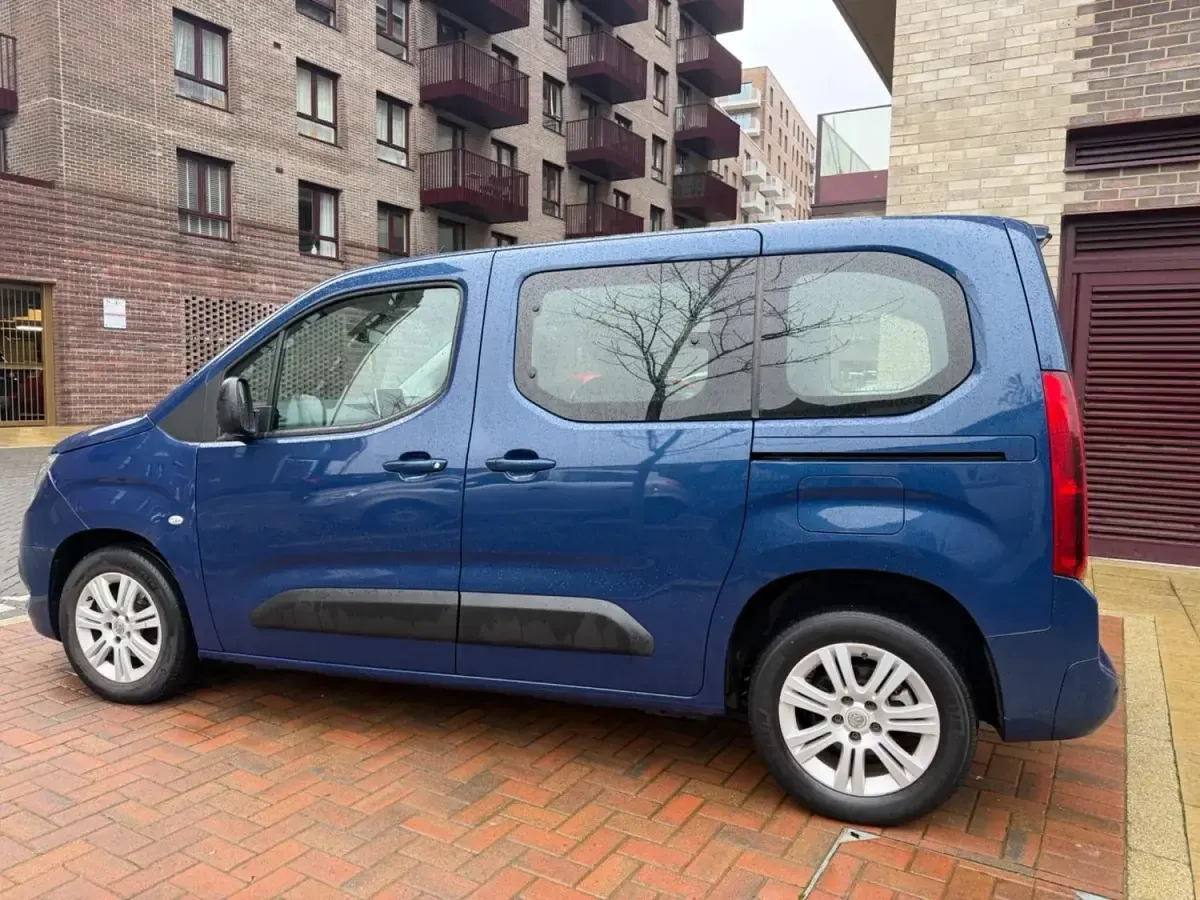 Usado Vauxhall Combo Edition 110 HP (80 kW) 2021 Azul Monovolume