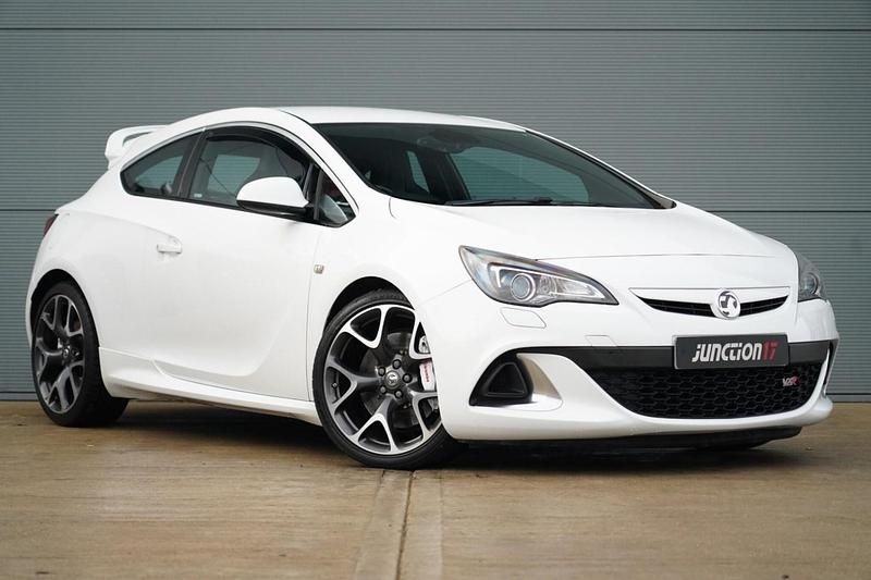 Used Vauxhall Astra GTC S 280 HP (205 kW) 2018 White Hatchback