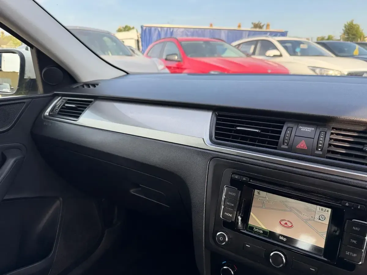 Used Skoda Rapid SE 90 HP (66 kW) 2015 White Hatchback