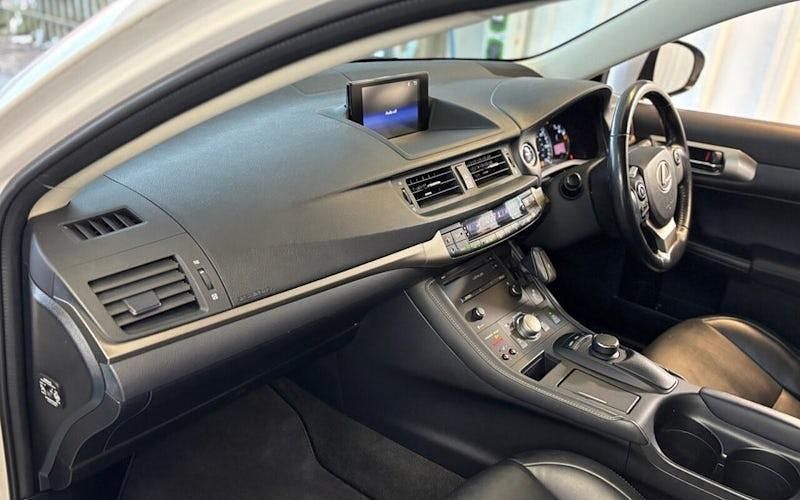 Used Lexus CT200h Executive Line 136 HP (100 kW) 2017 White Hatchback