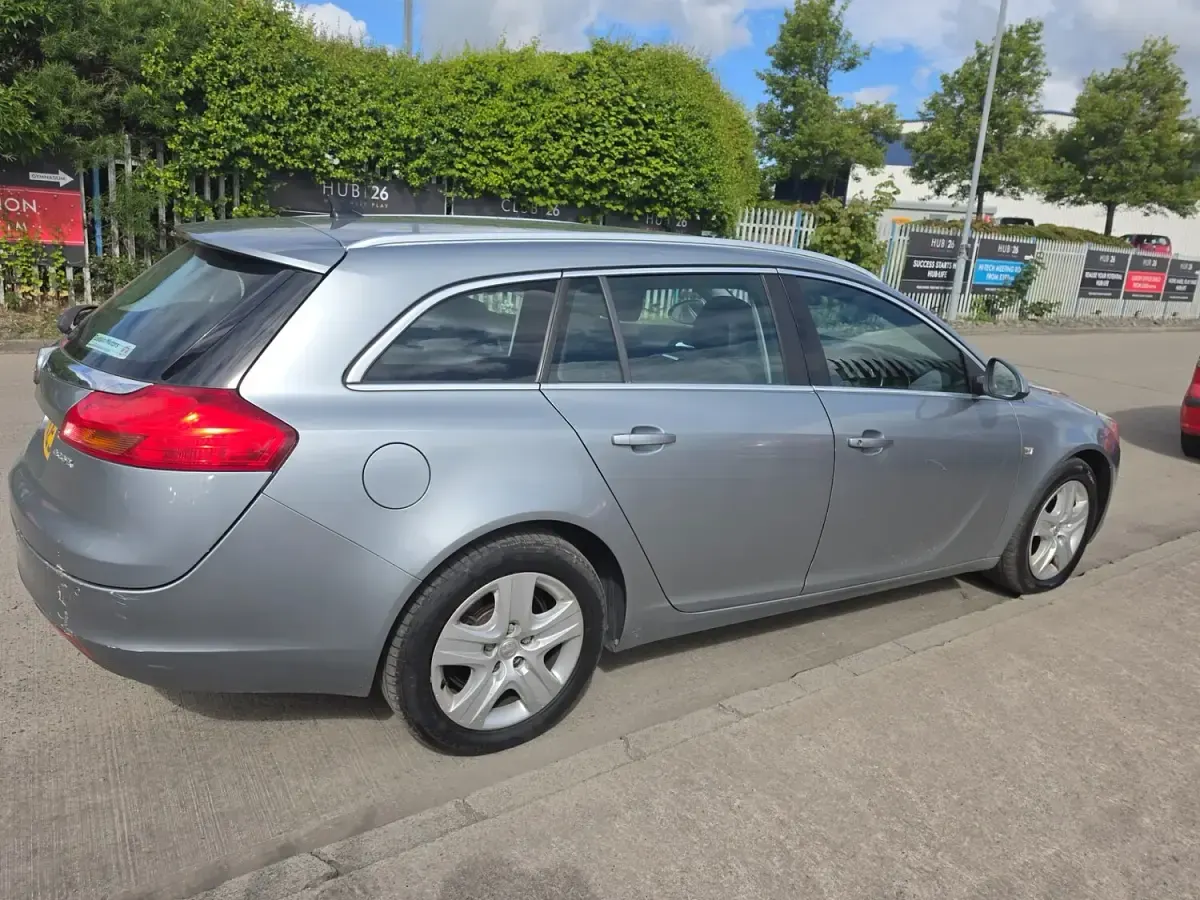 Used Vauxhall Insignia 160 HP (117 kW) 2011 Silver Estate