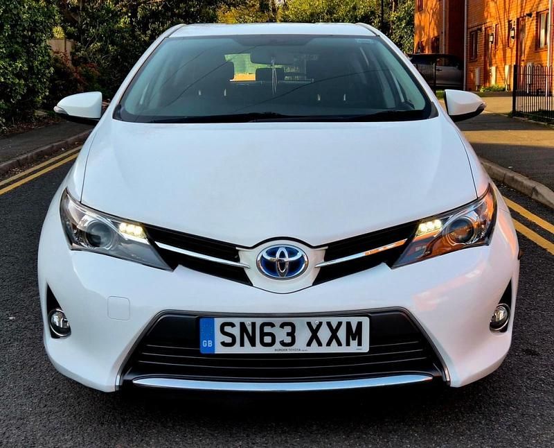 Used Toyota Auris Hybrid 136 HP (100 kW) 2013 White Hatchback