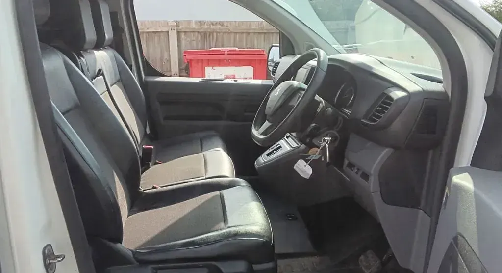 Used Peugeot e-Expert 100 kW (136 HP) 2022 White Van