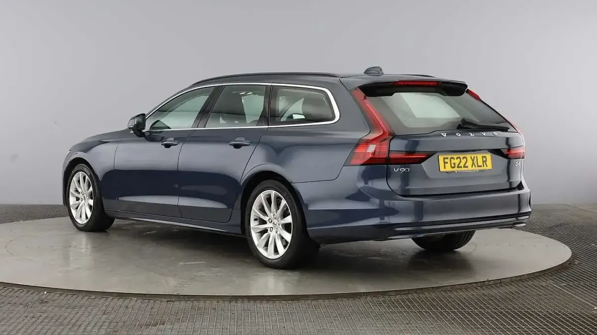 Used Volvo V90 Momentum 194 HP (142 kW) 2022 Blue Estate
