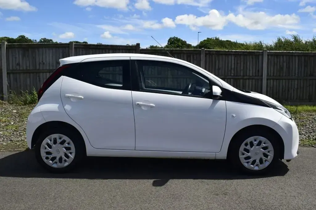 Used Toyota Aygo X-play 71 HP (52 kW) 2022 White Hatchback
