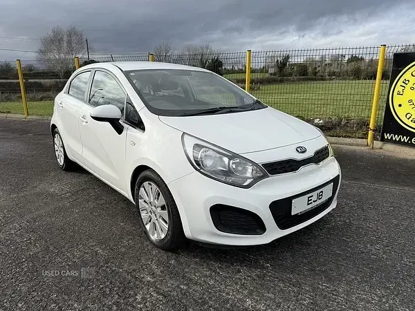 Used Kia Rio 84 HP (61 kW) 2014 White Hatchback