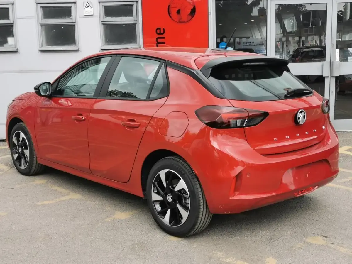 Usado Vauxhall Corsa-e Design Edition 98 kW (134 HP) 2024 Vermelho Citadino