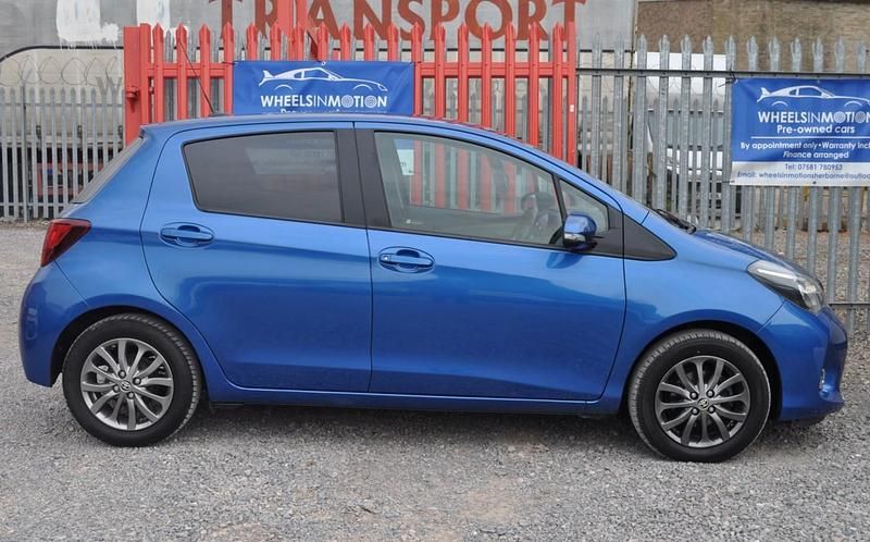 Used Toyota Yaris 97 HP (71 kW) 2016 Blue Hatchback
