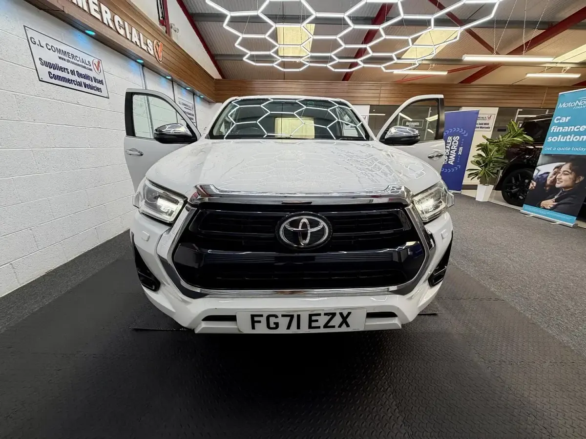 Used Toyota HiLux Luxury 150 HP (110 kW) 2022 White Pickup