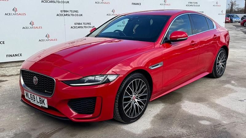 Begagnad Jaguar XE R-Dynamic 300 HK (220 kW) 2019 Röd Sedan