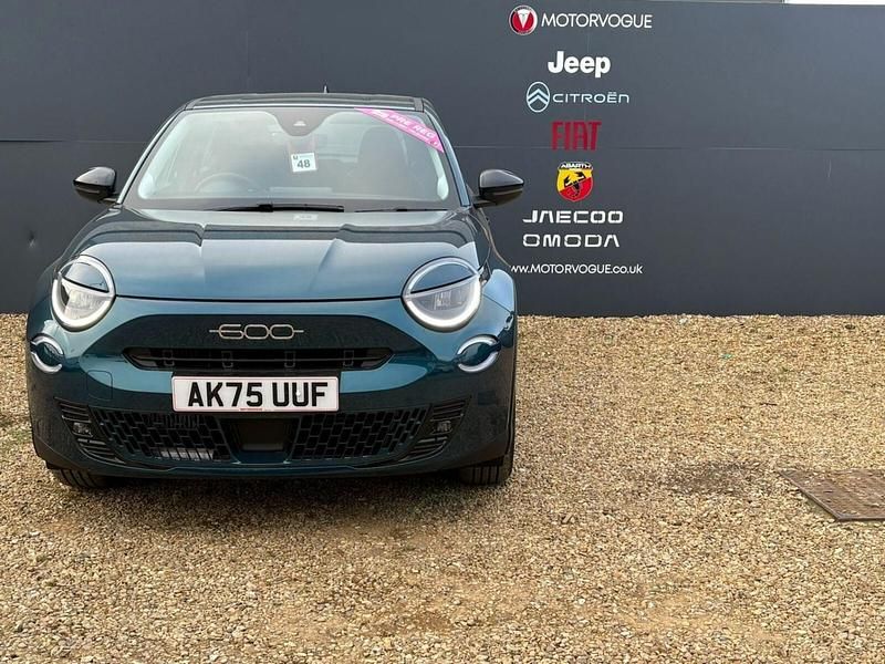Nowe Fiat 600 99 KM (72 kW) 2026 Niebieski SUV