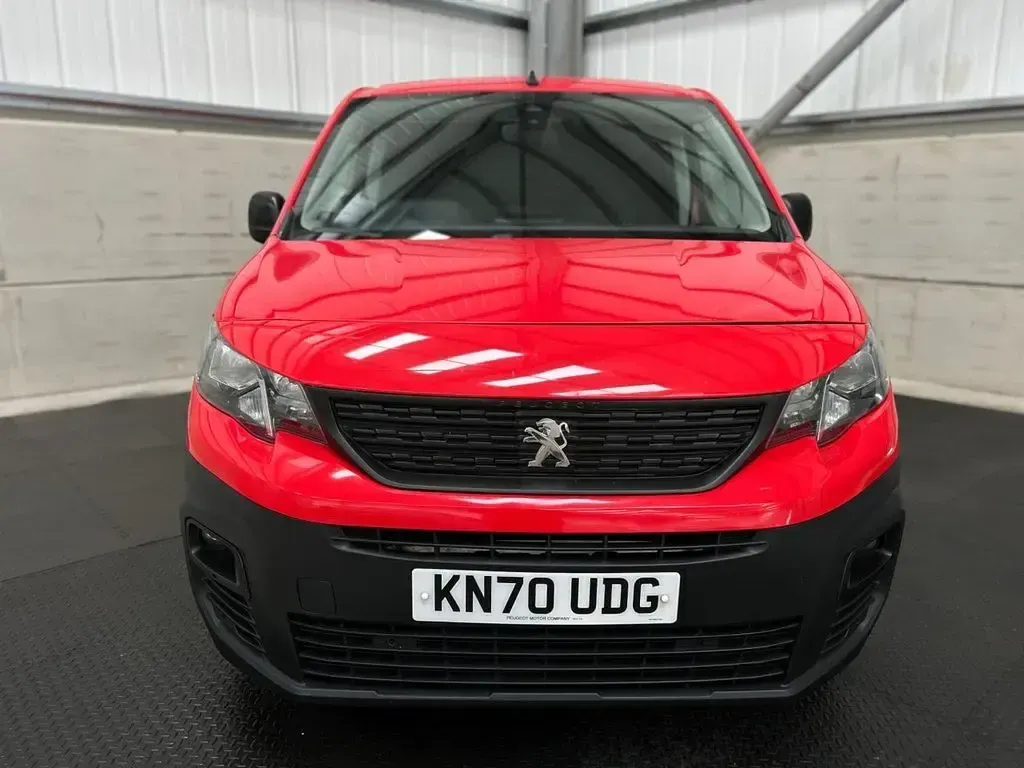 Used Peugeot Partner 100 HP (73 kW) 2020 Red MPV