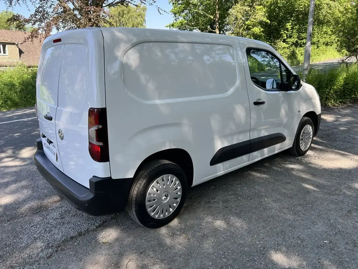 Used Vauxhall Combo 100 HP (73 kW) 2022 White MPV